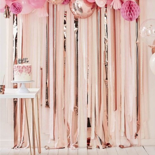 tlo-scianka-do-zdjec-instalacja-girlanda-ze-wstazek-rozowe-rose-gold-Wiewiorka-i-Spolka-pink-rose-gold-streamer-backdrop-kit-Squirrel-and-Company