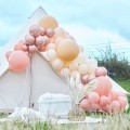 tlo-do-zdjec-instalacja-girlanda-z-balonow-bezowe-rozowe-rose-gold-zlote-Wiewiorka-i-Spolka-luxe-ivory-pink-rose-gold-balloon-arch-backdrop-kit-garland-Squirrel-and-Company