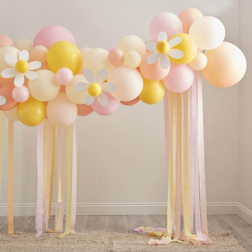 tlo-do-zdjec-instalacja-girlanda-z-balonow-scianka-balonowa-do-zdjec-z-kwiatkami-Wiewiorka-i-Spolka-pastel-daisy-flowers-balloon-arch-kit-Squirrel-and-Company