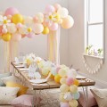 tlo-do-zdjec-kwiatki-stokrotki-instalacja-girlanda-z-balonow-scianka-balonowa-do-zdjec-Wiewiorka-i-Spolka-pastel-daisy-balloon-arch-kit-Squirrel-and-Company