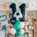 balon-pilka-nozna-na-urodziny-chlopca-kolory-legii-Wiewiorka-i-Spolka-football-orbz-balloon-foil-balloons-Squirrel-Company