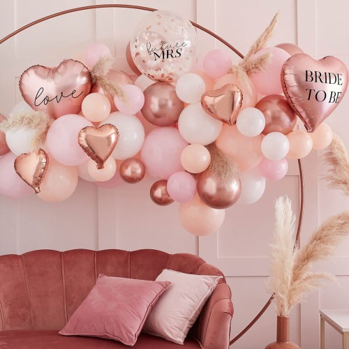 balony-na-wieczor-panienski-tlo-do-zdjec-instalacja-girlanda-z-balonow-rozowe-zlote-bride-to-be-Wiewiorka-i-Spolka-luxe-pink-gold-balloon-arch-backdrop-hen-party-kit-garland-Squirrel-and-Company