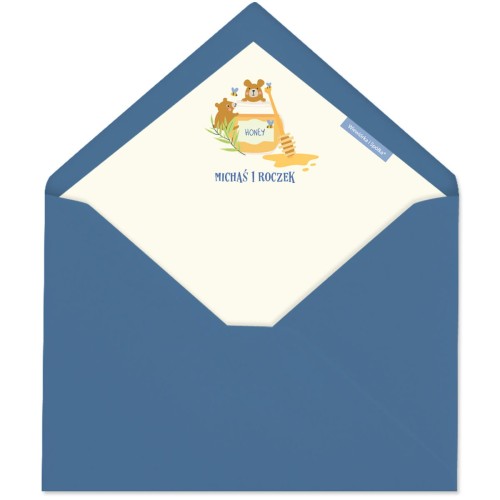 personalizowane-koperty-niebieskie-na-roczek-urodziny-chlopca-z-misiem-blekitnym-Wiewiorka-i-Spolka-teddy-bear-blue-personalized-birthday-envelope-envelopes-Squirrel-Company