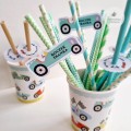dekoracje-ozdoby-ksztalty-na-slomki-roczek-chlopca-auto-retro-Wiewiorka-i-Spolka-red-vintage-racing-car-straw-decorations-paper-Squirrel-Company