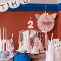 swieczka-na-drugie-urodziny-dziewczynki-dwojka-cyferka-rozowa-Wiewiorka-i-Spolka-pink-two-number-candle-Squirrel-and-Company