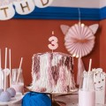 swieczka-na-trzecie-urodziny-dziewczynki-trojka-cyferka-rozowa-Wiewiorka-i-Spolka-pink-three-number-candle-Squirrel-and-Company