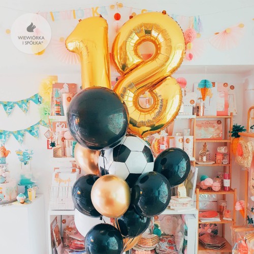 bukiet-balonow-na-osiemnastke-dla-chlopaka-Wiewiorka-i-Spolka-balloons-football-Squirrel-and-Company