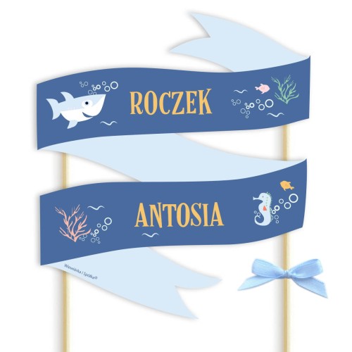 topper-dekoracja-ozdoba-na-tort-do-tortu-urodziny-roczek-chrzciny-chrzest-rekinek-z-rekinkiem-rekinem-rekin-Wiewiorka-i-Spolka-shark-personalised-cake-topper-Squirrel-Company