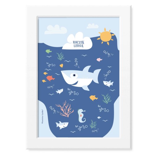 obrazek-plakat-do-pokoju-prezent-na-urodziny-chrzest-chrzciny-roczek-rekinek-rekin-rekinkiem-rekinem-Wiewiorka-i-Spolka-shark-fish-under-the-sea-personalised-baptism-birthday-poster-Squirrel-Company