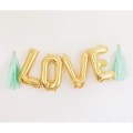 balony-napisy-slubne-love-zlote-na-powietrze-Wiewiorka-i-Spolka-air-filled-love-gold-balloons-Squirrel-Company