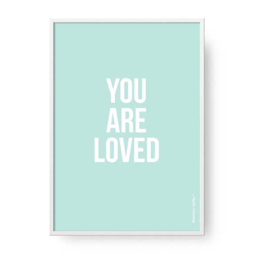 grafika-mietowy-plakat-do-pokoju-typograficzny-z-sentencja-napisem-Wiewiorka-i-Spolka-you-are-loved-minty-poster-Squirrel-Company
