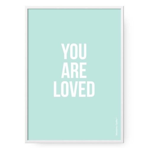 grafika-mietowy-plakat-do-pokoju-typograficzny-z-sentencja-napisem-Wiewiorka-i-Spolka-you-are-loved-minty-poster-Squirrel-Company
