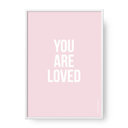 grafika-rozowy-plakat-do-pokoju-typograficzny-z-sentencja-napisem-Wiewiorka-i-Spolka-you-are-loved-pink-poster-Squirrel-Company