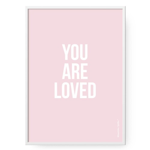 grafika-rozowy-plakat-do-pokoju-typograficzny-z-sentencja-napisem-Wiewiorka-i-Spolka-you-are-loved-pink-poster-Squirrel-Company