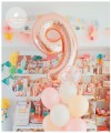 balon-cyfra-dziewiec-dziewiatka-rose-gold-rozowe-zloto-balony-cyfry-w-ksztalcie-dziewiatki-z-dziewiatka-Wiewiorka-i-Spolka-nine-rose-gold-number-balloon-numbers-foil-balloons-Squirrel-Company